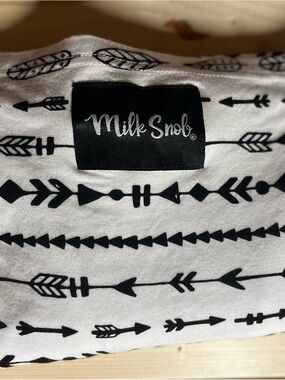 Milk Snob Black & White Arrow Print Nursing/Car Seat cover